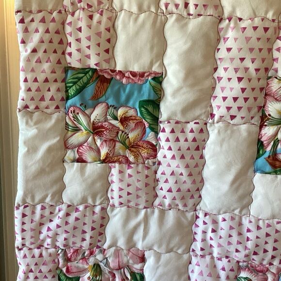 NWT. Hand Craffted Beautiful Floral Print Quilt - Picture 6 of 11